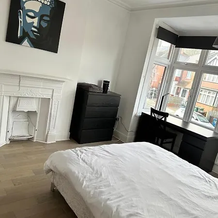 6 Bedroom House In London , Private Parking & Garden, 2 Minute Walk From Underground, Free Wi-fi Holiday home Harrow