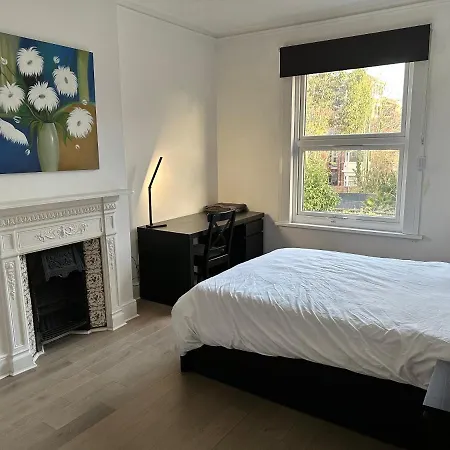 6 Bedroom House In London , Private Parking & Garden, 2 Minute Walk From Underground, Free Wi-fi * Harrow
