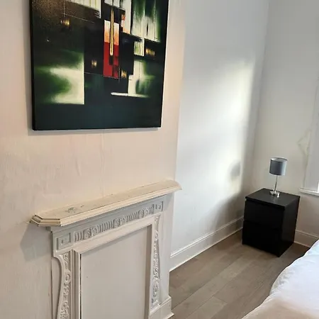 6 Bedroom House In London , Private Parking & Garden, 2 Minute Walk From Underground, Free Wi-fi * Harrow