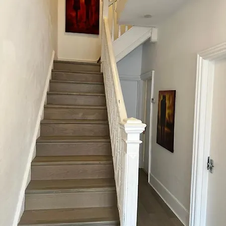 6 Bedroom House In London , Private Parking & Garden, 2 Minute Walk From Underground, Free Wi-fi Harrow