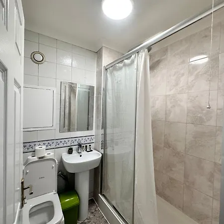 Posh 2-bedroom, Living Room, Kitchen & 1.5 Bathroom * London