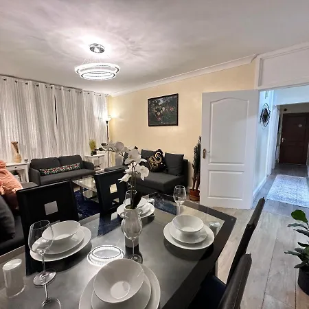Posh 2-bedroom, Living Room, Kitchen & 1.5 Bathroom Apartment *