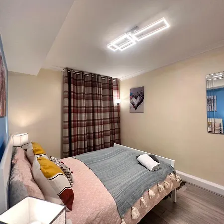 Apartment Posh 2-bedroom, Living Room, Kitchen & 1.5 Bathroom
