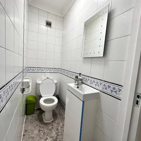 Posh 2-bedroom, Living Room, Kitchen & 1.5 Bathroom Apartment *