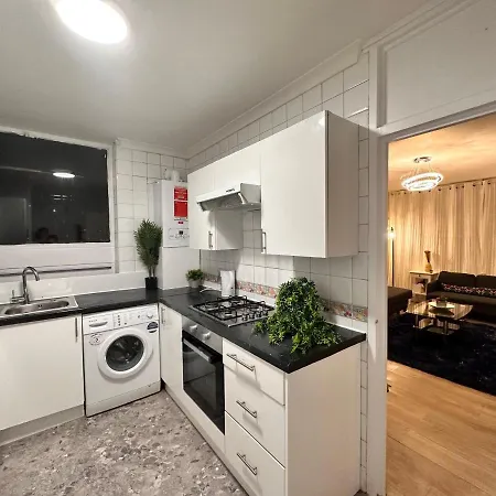 Posh 2-bedroom, Living Room, Kitchen & 1.5 Bathroom London