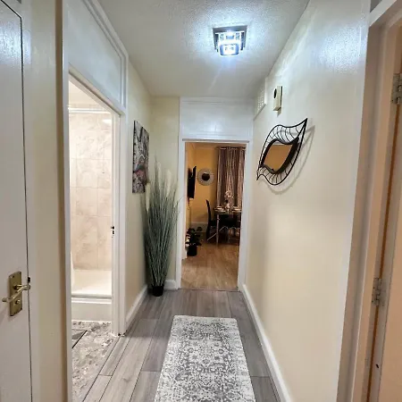 Apartment Posh 2-bedroom, Living Room, Kitchen & 1.5 Bathroom