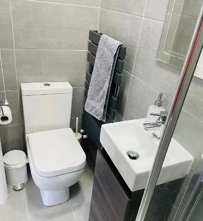 6 Bedroom House In London , Private Parking & Garden, 2 Minute Walk From Underground, Free Wi-fi Holiday home