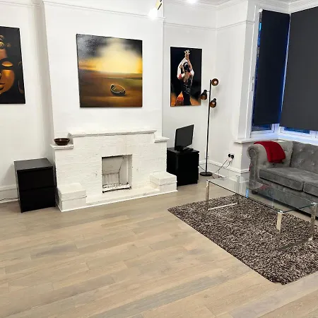 6 Bedroom House In London , Private Parking & Garden, 2 Minute Walk From Underground, Free Wi-fi Holiday home