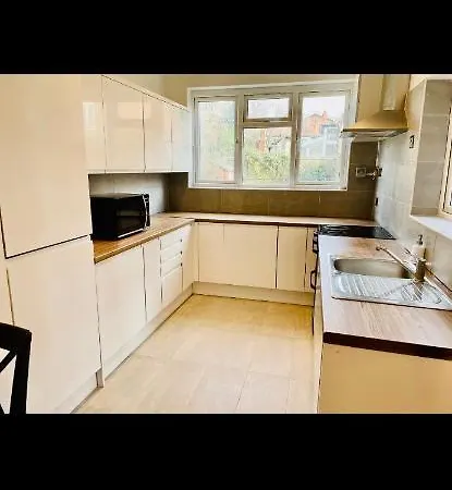 6 Bedroom House In London , Private Parking & Garden, 2 Minute Walk From Underground, Free Wi-fi