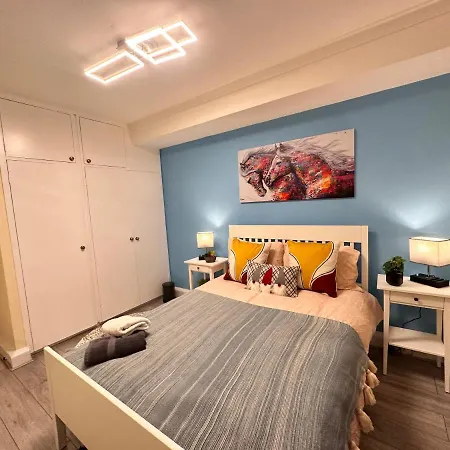 Posh 2-bedroom, Living Room, Kitchen & 1.5 Bathroom Apartment *