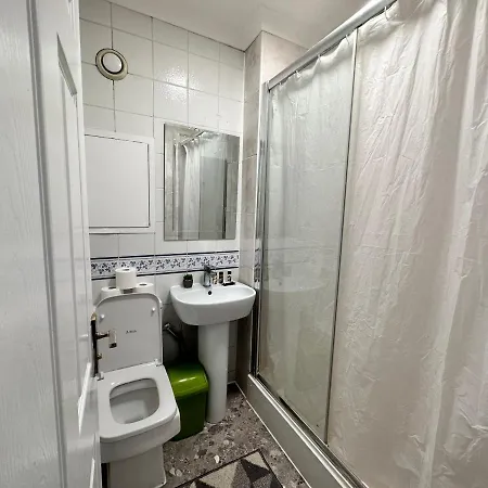 Posh 2-bedroom, Living Room, Kitchen & 1.5 Bathroom Apartment *