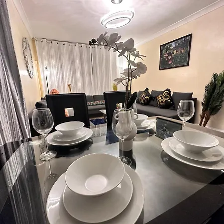 Apartment Posh 2-bedroom, Living Room, Kitchen & 1.5 Bathroom