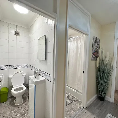 Apartment Posh 2-bedroom, Living Room, Kitchen & 1.5 Bathroom London