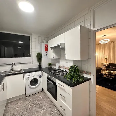 Posh 2-bedroom, Living Room, Kitchen & 1.5 Bathroom