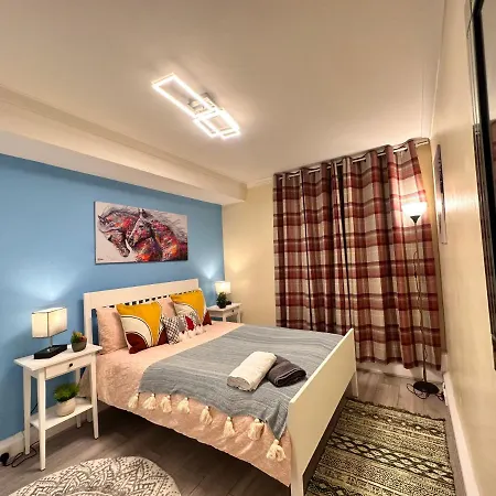 Posh 2-bedroom, Living Room, Kitchen & 1.5 Bathroom London