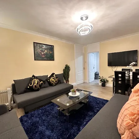 Posh 2-bedroom, Living Room, Kitchen & 1.5 Bathroom *
