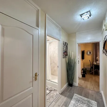 Posh 2-bedroom, Living Room, Kitchen & 1.5 Bathroom