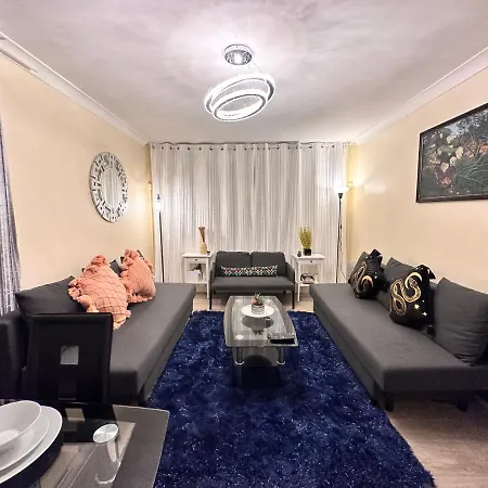 Posh 2-bedroom, Living Room, Kitchen & 1.5 Bathroom *