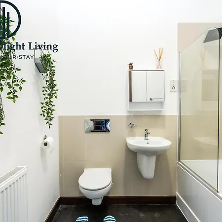 - Dwellers Delight Living Ltd Services - Greater London , 2 Bed With Free Wifi & Secure Parking سوفيريتو