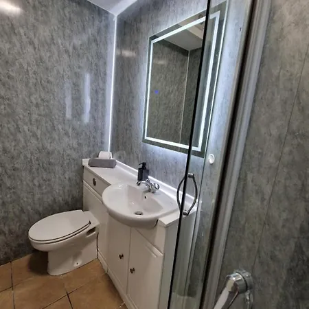 Homestay Affordable In Shared Flat, Bridge London