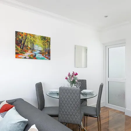 Skyvillion - London 4 Bedroom Cosy House Free Parking Garden Apartment