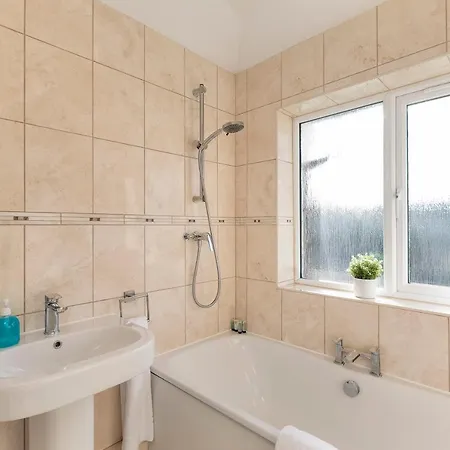 Apartment Skyvillion - London 4 Bedroom Cosy House Free Parking Garden Enfield