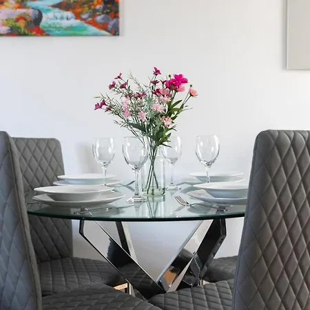 Skyvillion - London 4 Bedroom Cosy House Free Parking Garden Apartment