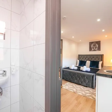 West Drayton Stays Guest house *