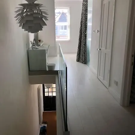 Apartment Stunning Richmond Maisionette With Rooftop Patio Richmond (Greater London)