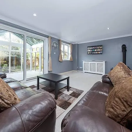 Apartment Flourish - Footbury House -