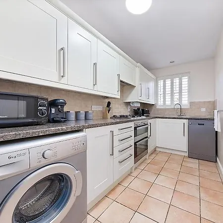 Flourish - Footbury House - Apartment Orpington