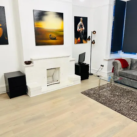 6 Bedroom House In London , Private Parking & Garden, 2 Minute Walk From Underground, Free Wi-fi Holiday home Harrow