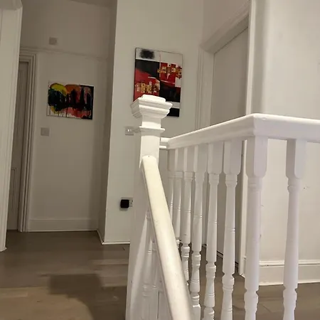 Holiday home 6 Bedroom House In London , Private Parking & Garden, 2 Minute Walk From Underground, Free Wi-fi