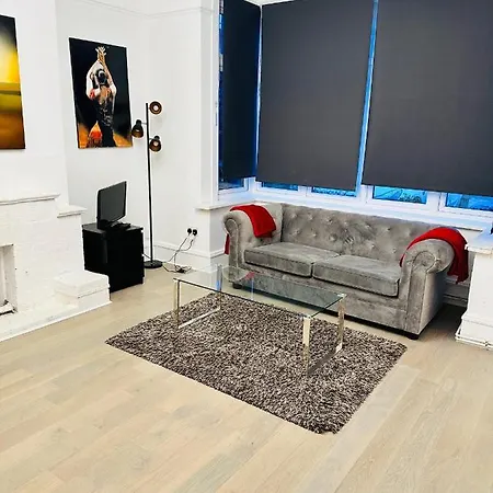 6 Bedroom House In London , Private Parking & Garden, 2 Minute Walk From Underground, Free Wi-fi *
