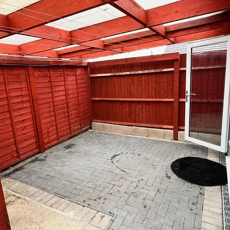 Full Near Heathrow Airport & London Apartment