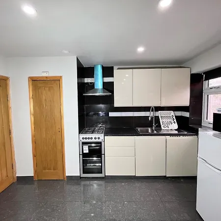 Full Near Heathrow Airport & London * Hayes (Greater London)