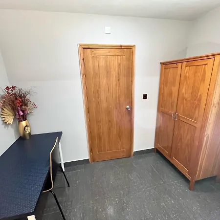 Full Near Heathrow Airport & London Apartment