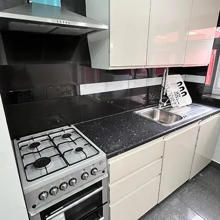 Full Near Heathrow Airport & London
