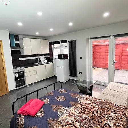 Full Near Heathrow Airport & London Apartment Hayes (Greater London)