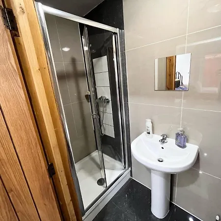 Full Near Heathrow Airport & London Apartment *