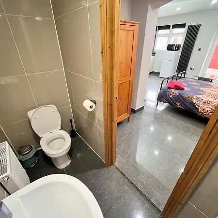 Full Near Heathrow Airport & London Hayes (Greater London)