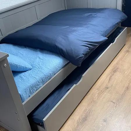 Homestay Loft Haven: Spacious Retreat With Private Toilet And Free Parking Hanworth