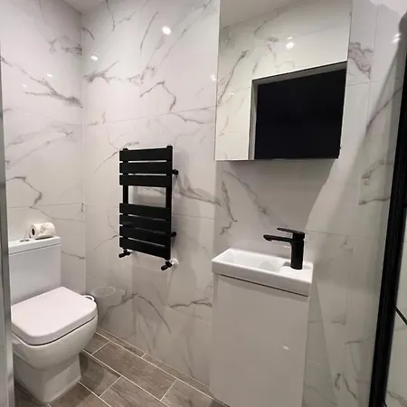 Star London Finchley Lane 2-bed Oasis With Garden דירה