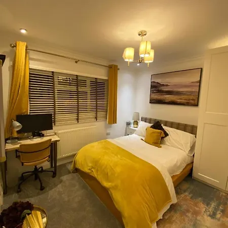 Homestay En-suite Cheerful Room. Hanworth
