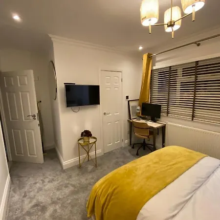 Homestay En-suite Cheerful Room. Hanworth