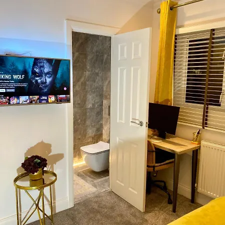 En-suite Cheerful Room. *