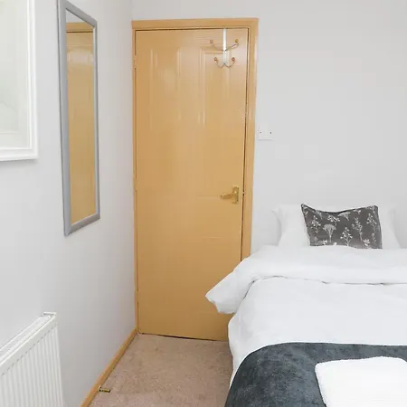 Entire 3 Bedroom House, 3 Toilets, 2 Baths, Sleep 9 With Free Parking Thamesmead (Greater London)