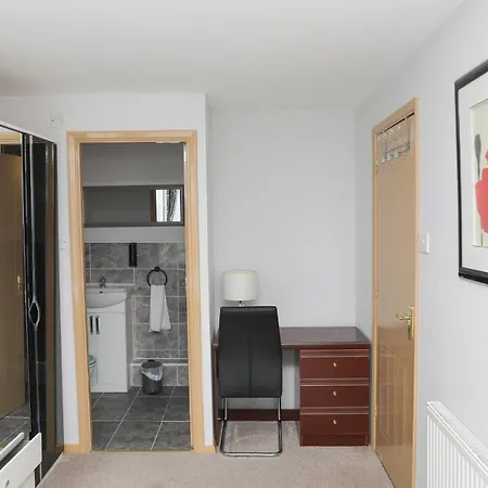 Entire 3 Bedroom House, 3 Toilets, 2 Baths, Sleep 9 With Free Parking Thamesmead (Greater London)