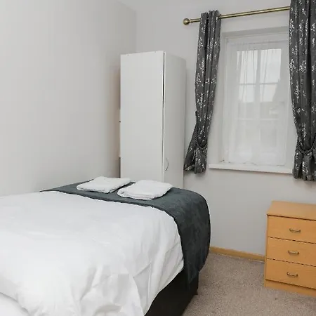 Entire 3 Bedroom House, 3 Toilets, 2 Baths, Sleep 9 With Free Parking Apartment Thamesmead (Greater London)