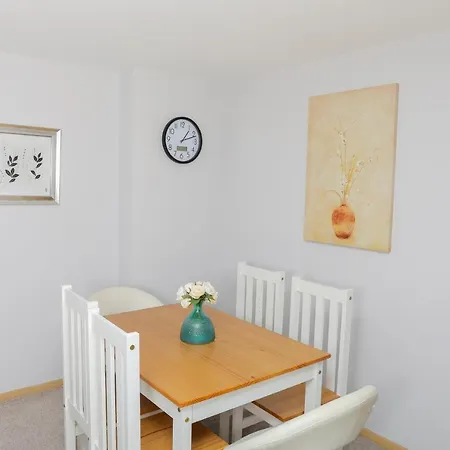 Apartment Entire 3 Bedroom House, 3 Toilets, 2 Baths, Sleep 9 With Free Parking Thamesmead (Greater London)